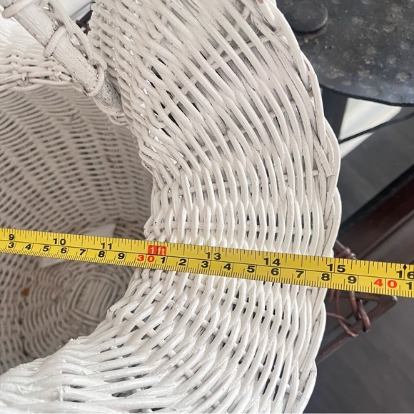 Vintage Wicker Wavy Ruffled Trompe L'Oeil Basket with Handle - Picture 9 of 9